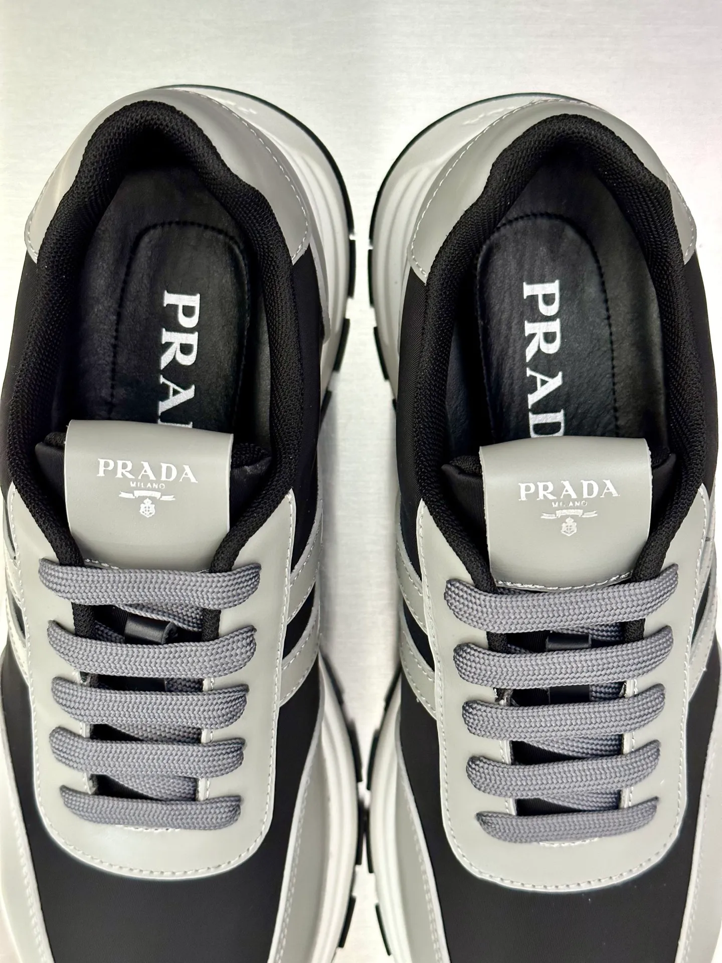 💰740 Prada/Prada men's new mesh stitching sneakers. This sneaker presents a modern version, reinterpreting the brand's archive style with clean lines and smooth details. The shoes are made of calf leather and technical fabric, with a triangular metal logo on the outside, bright TPU decoration on the heel, and a longer and padded inner heel design for a more comfortable fit. The tongue is decorated with a silk-screen logo, and is paired with a hollow rubber sole on the heel. The full cowhide lining comes standard with logo cowhide foot pads, making the upper foot taller, more comfortable, and versatile! Comes with full original packaging! Size: 39-40-41-42-43-44 standard leather shoe size (45 can be customized and does not support returns)